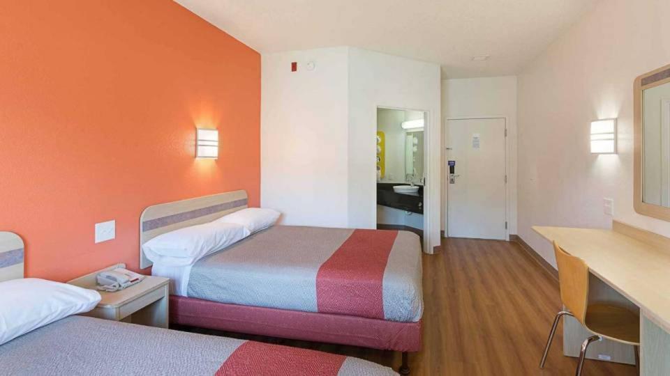Motel 6 Columbia Bagian luar foto